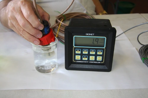 The meter reading 1.9 mS/cm in Sydney tap water