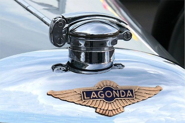 The radiator cap and winged badge of Owen Eather’s Lagonda